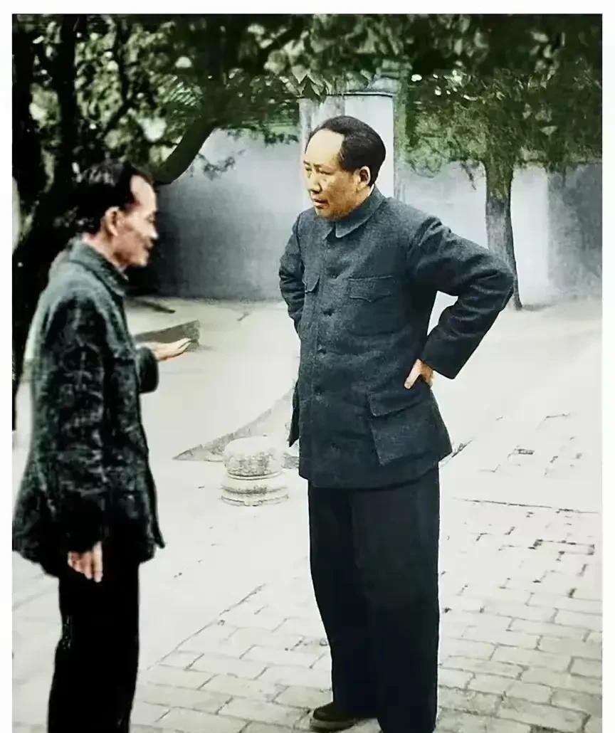 1949年，毛主席和胡乔木，北京香山
