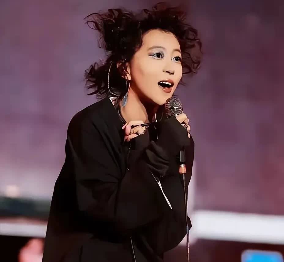 14岁的窦靖童把课本扔进垃圾桶，王菲靠在练歌房门口啃着苹果说：“要不先学打碟？至