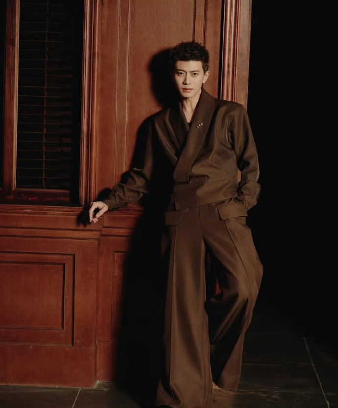 任嘉伦周雨切磋乒乓球了！国超不愧是进过省队的运动员，打球好专业啊