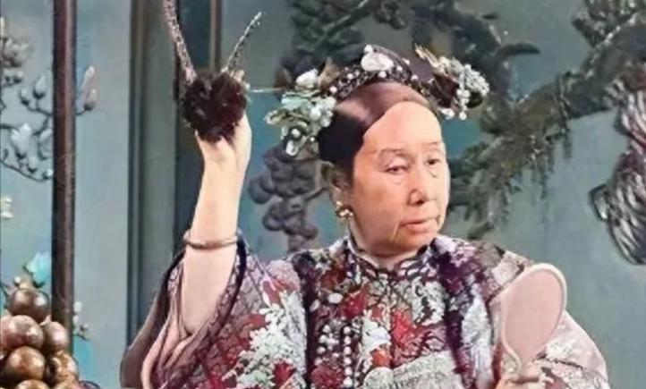 1880年，慈禧的臀部生了痔疮，疼的她坐卧难安，烦躁的很，宫中的太医们都束手无策