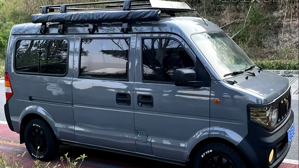 中排旋转座椅，东风小康V29改装床车旅行，小面包露营车出入灵活