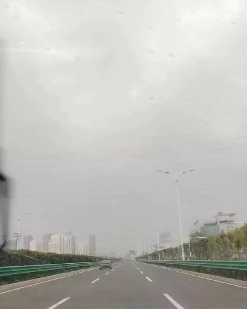 在路上，邂逅自由
2025年5月31日清晨6点39分 ，老公开着车带着我和孩子，