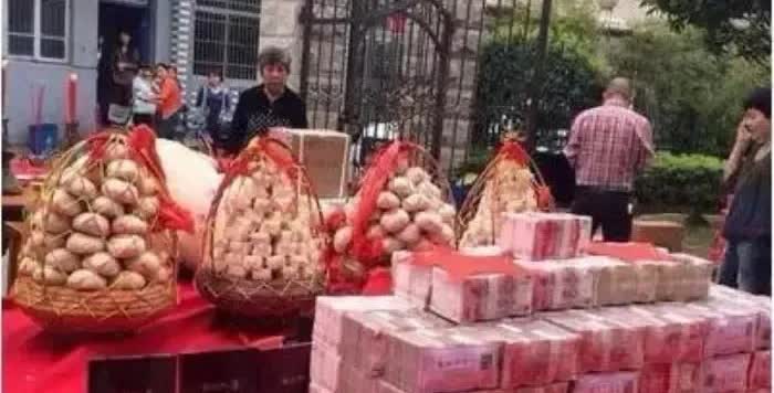 男人想到一个办法对付当今要彩礼的女人。男人说：你要彩礼我可以理解，父母把你养大不