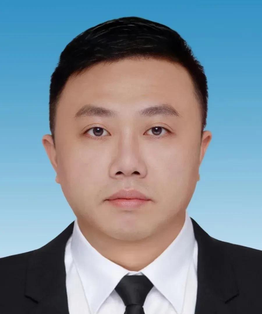 陈克伯，1984年生人，籍贯地和出生地信息没有公开，本科学历，就读院校信息和毕业