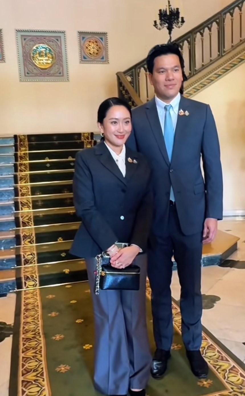 不管是上任还是卸任，贵族老公都一直默默陪伴，守护支持，安全感给足足的。
回家当白