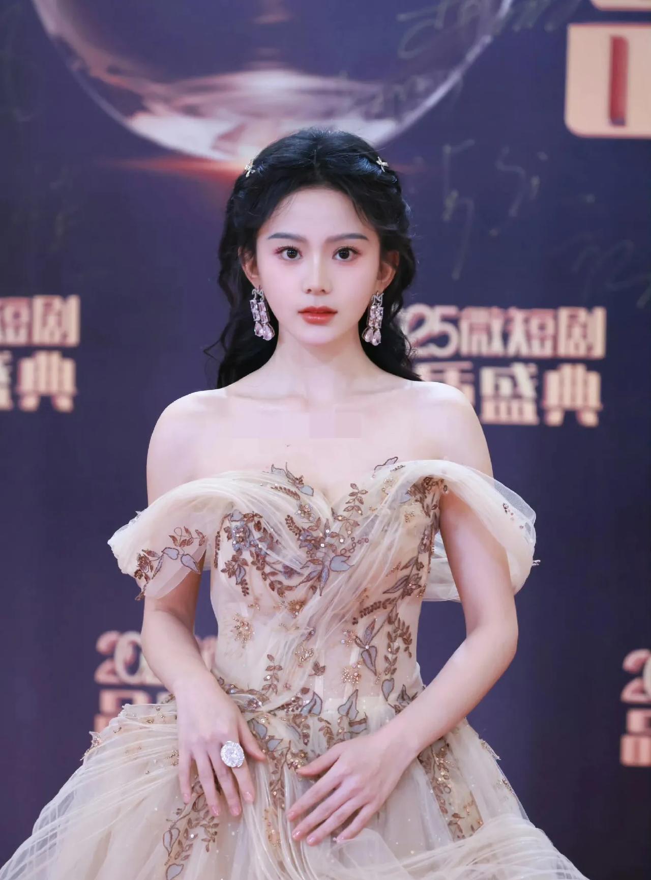 我才发现短剧女演员～马秋元！
居然悄悄办大事，看起来这么低调，一查才发现她已经拿