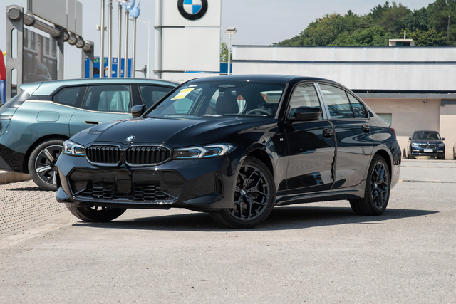 下半年最终局之选
330 尊享 选配 19 轮毂+腰托=宝马金融含息 30 内，