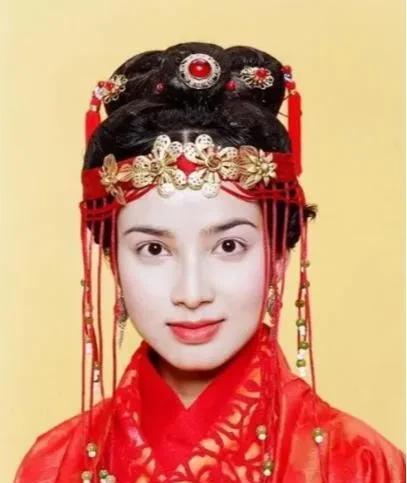 寻秦记里最美的公主，是由中印混血演员郑雪儿扮演，如今看来真的不是太美丽，那时候选