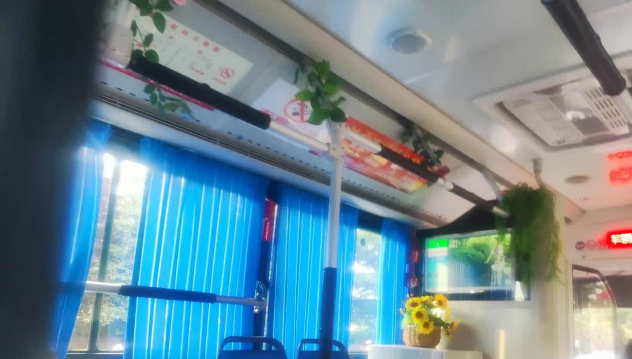 现在宝鸡的公交车司机也配带上扩音器喇叭了。

今天下午乘公交车，发现一个现象