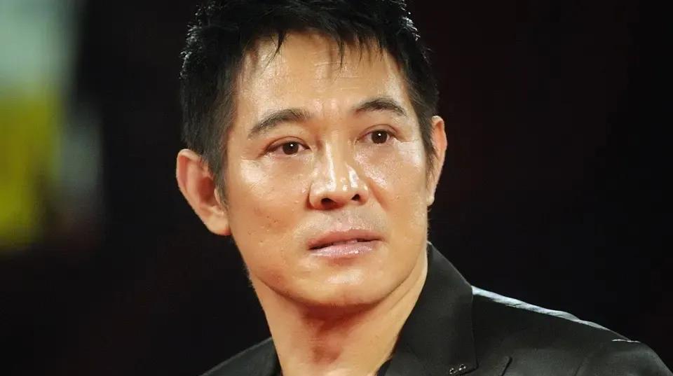 对华语“文化”影响最大的演员：
第一，周润发，风衣、墨镜、牙签
第二，周星驰，无