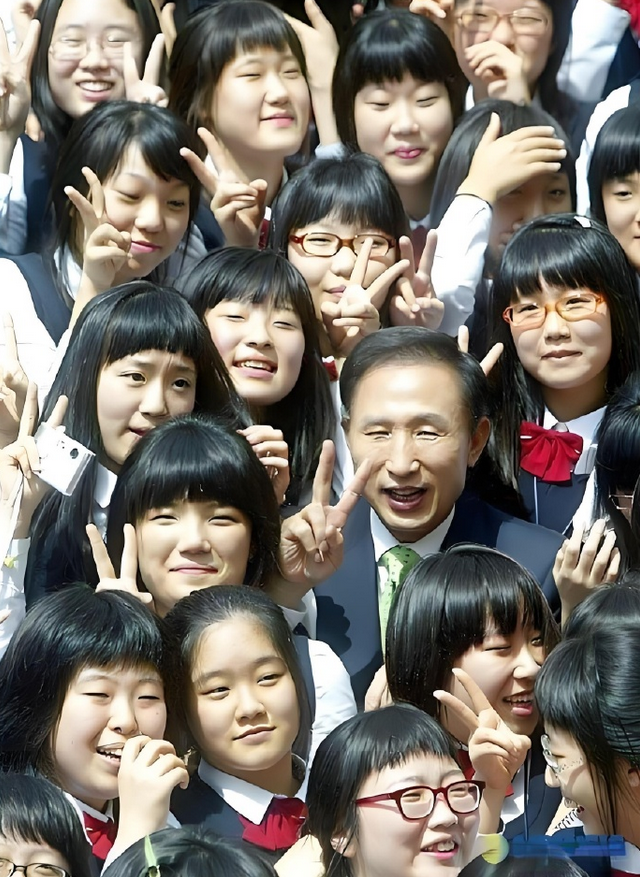 终于知道韩国整容业为啥厉害了，你看看都长这个样子不整容怎么改变命运？
这才是真实