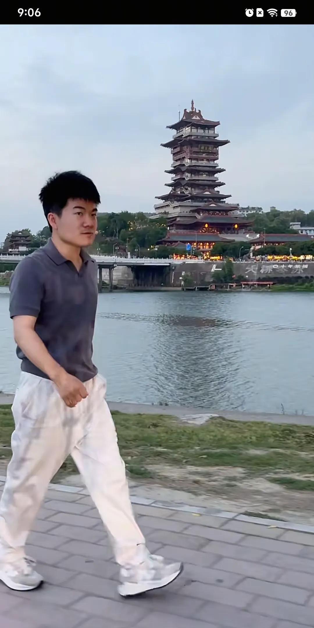 新鲜的宇辉。
四川行绵阳开场。
第一天，又是宇辉带汉森小贝首秀。
外场第一天的节