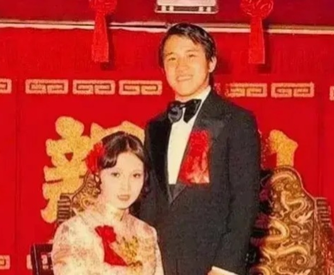 1972年，21岁的曾志伟迎娶18岁的王美华，新婚之夜，曾志伟丢下王美华在外玩了