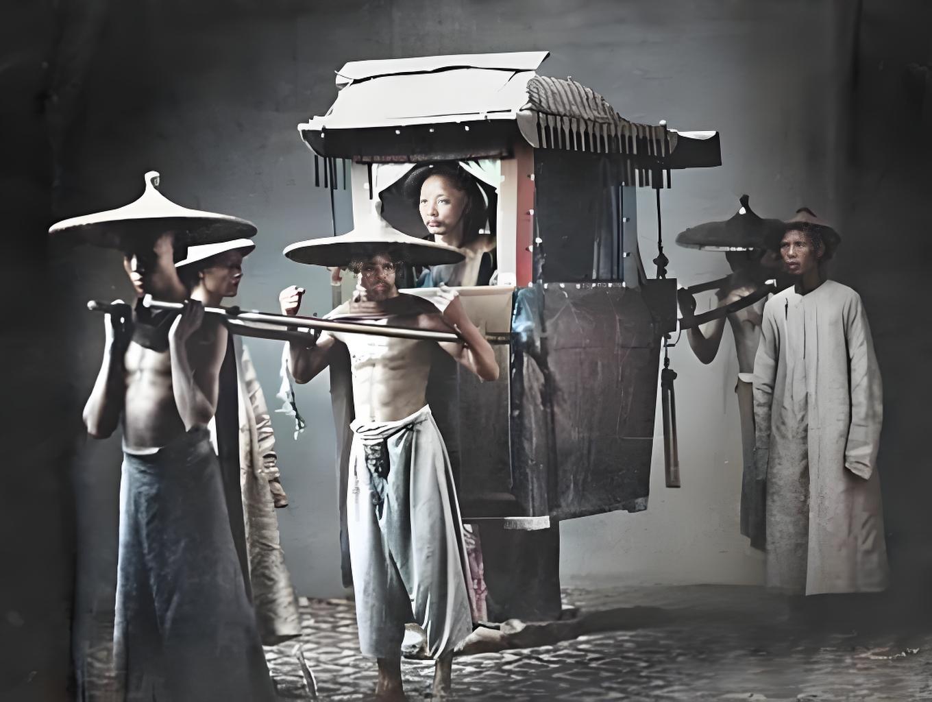 晚清时期，⼀位县令出⾏的时候的场景，四个⼈抬着⼤轿⼦，⼀个县令的排场就这么⼤了 