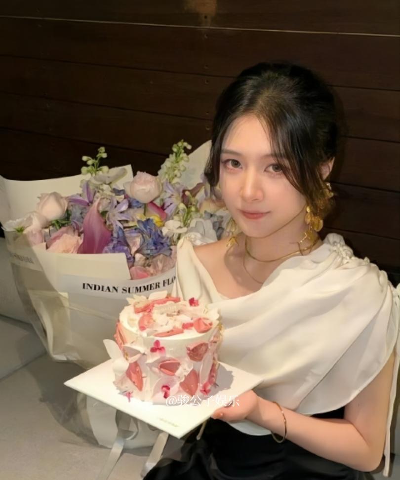 郑钧还有个这么大的女儿 。9月28日 ，歌手郑钧晒照为女儿庆祝26岁生日， 配文