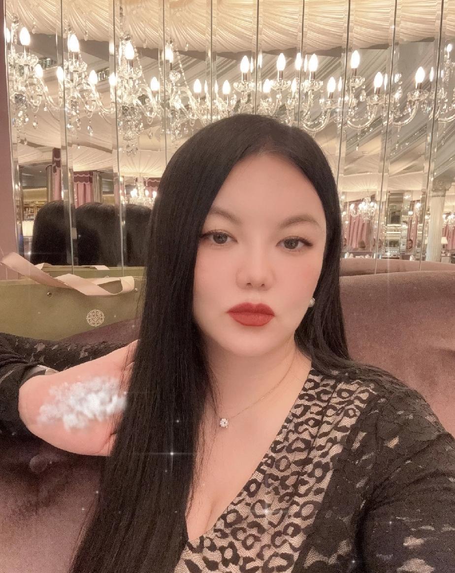 李湘晒自拍，
掌纹打码！