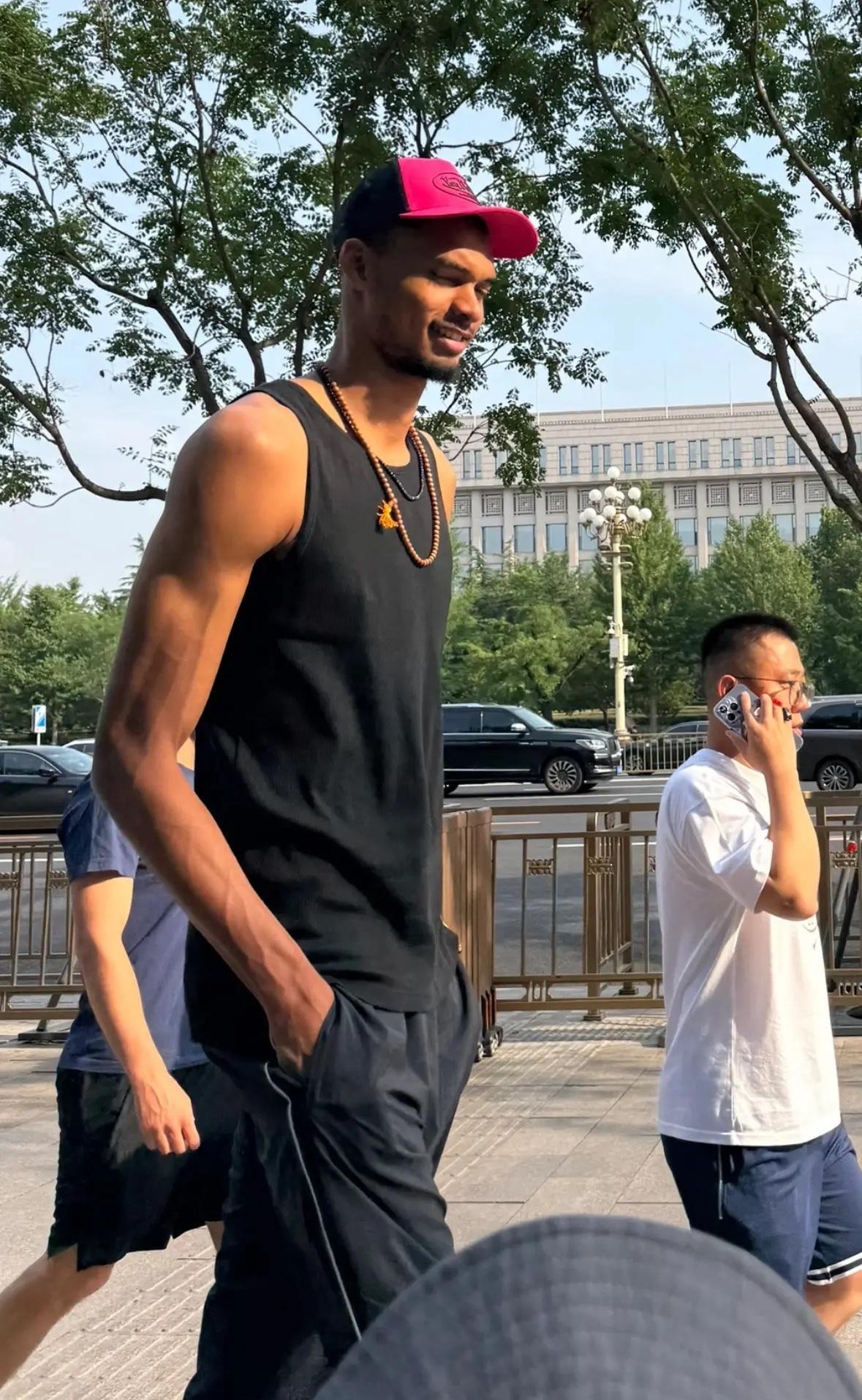 文班亚马真的好高啊！比旁边男的至少高出了二个头