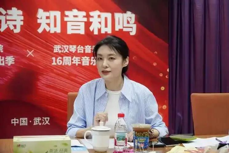 #分享城市新鲜事#周涛新身份亮相武汉
6月3日，前央视主持人周涛以保利文化集团艺
