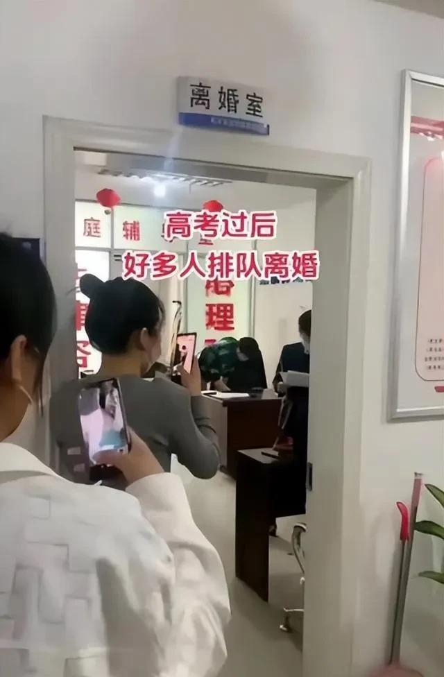 高考完那个夏天，天好像总是阴沉沉的。以前家里的空气都是绷着的，爸妈说话轻声轻气，