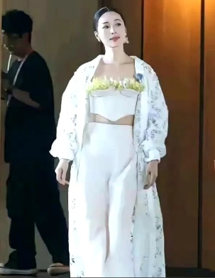 这个衣服真的很好的诠释了那句话:心花怒放！
现在的设计师真的是脑洞大开，只有你想