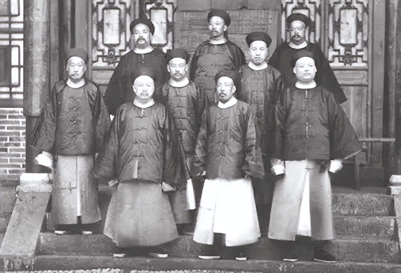 1831年，奕纬因师傅管教太严，对师傅吼道：“以后我就是皇帝了，等我当了皇帝，第