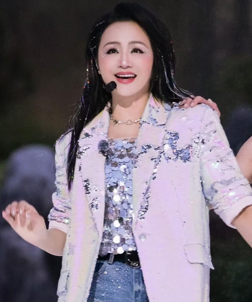 难怪曹颖做什么都能成功！
曹颖说，她胃癌术后第8天，
就插着引流管直播带货，首次