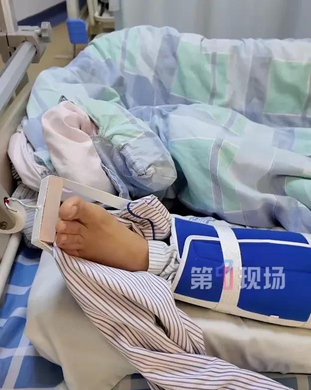 野猪进入免费公园游泳区伤人，公园要不要赔偿？8月1号王女士到深圳大梅沙公园游玩，