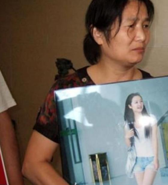 2011年，21岁选美冠军杨晓丹和男友被歹徒绑架，3名歹徒将杨晓丹男友杀害后，又