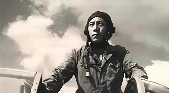 1990年，飞行员王宝玉驾机叛逃之后，苏联人蒙上他的眼睛，要把他送到美国，王宝玉