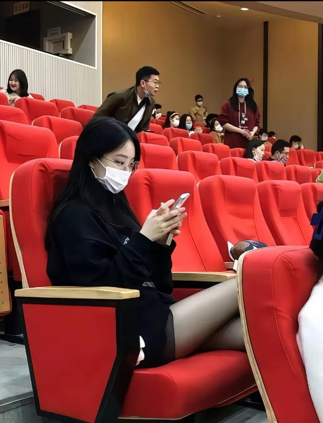 现在都不消费了吗，看电影的人越来越少了！