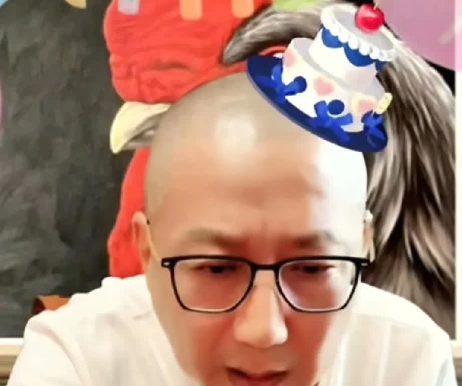 老汪又开始笑话侯耀华了。他说七月风波结束后最倒霉的就是侯耀华，折腾了一圈，使尽浑