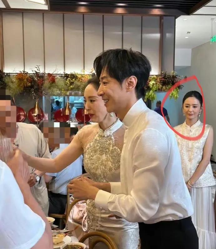 佟丽娅恐怕都不没到吧
在董璇婚礼流出的照片，
她似乎出神了，或者梦游了，
如果转