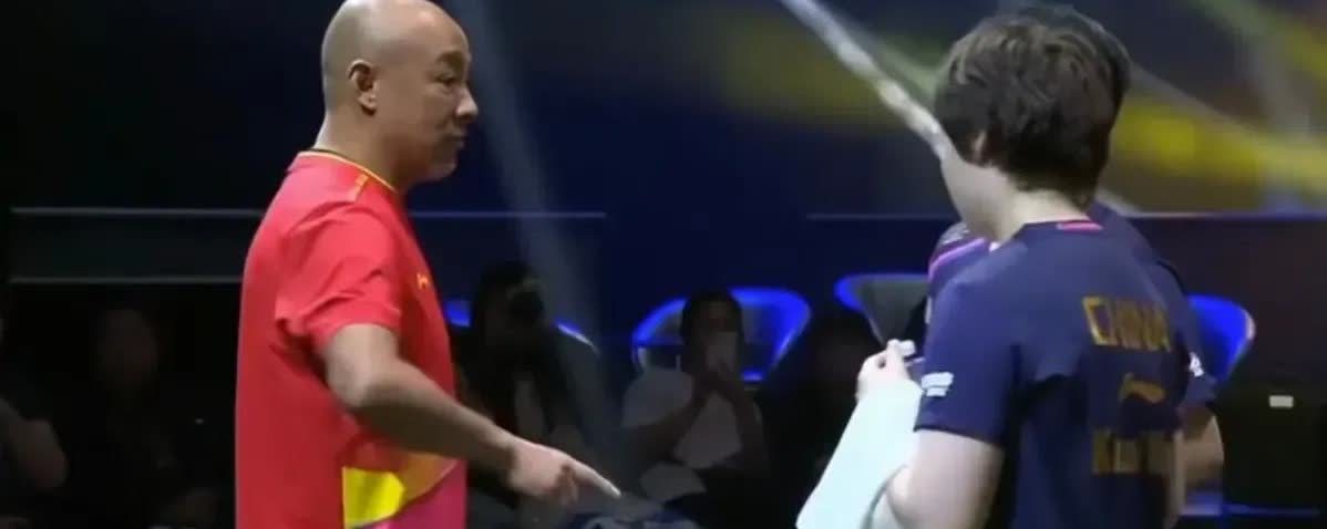 林诗栋蒯曼赢了，但最该上热搜的是肖战。
这哪是教练？分明是“心理按摩大师”。一