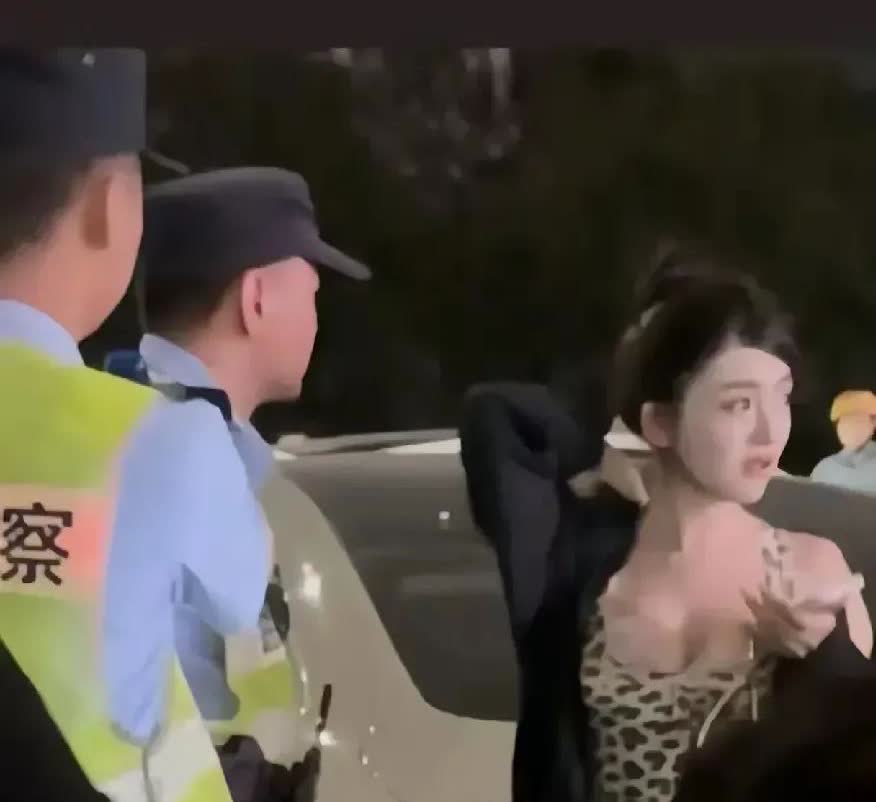 是美女，更是魔鬼！
配上小米SU17汽车来祸害人间？连撞16辆车，肉包铁的电动