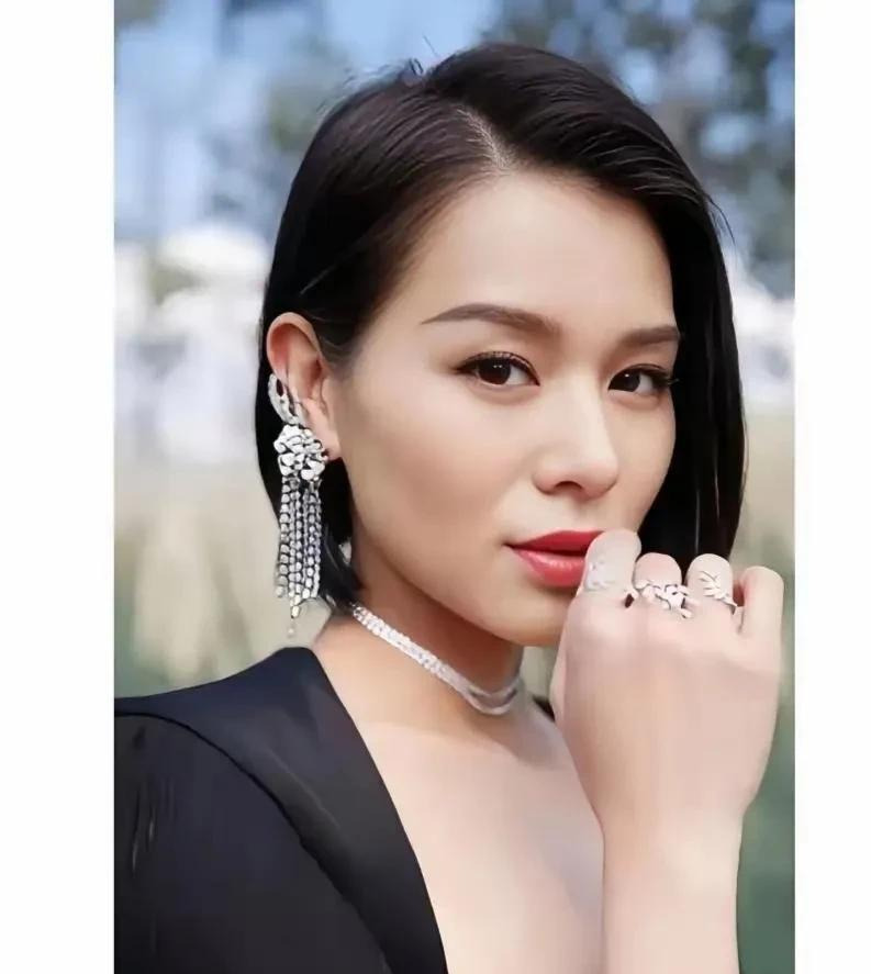 明星育儿差异大  胡杏儿重教育











天哪！胡杏儿竟然自己掏腰包
