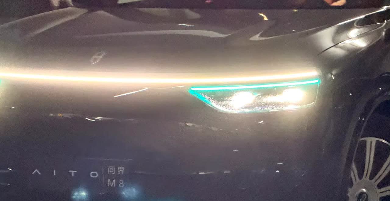 问界M8的小蓝灯！
这个小蓝灯还挺有意思的，会在车子大灯上显示一个反光，只要开