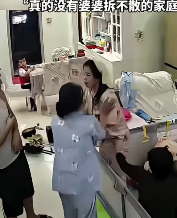夫妻俩发生争执，妻子推了一下丈夫。站在一旁的婆婆却立马还了回去。
 
这下妻子可