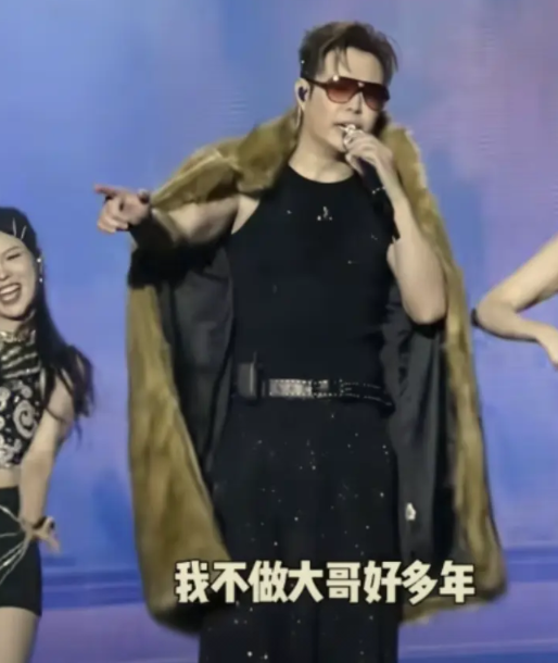 我也是出息了！
东北财阀亲自为我唱歌
财阀女儿也亲自为我跳舞 

看看人家这一家