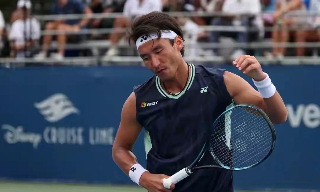 ATP1000多伦多大师赛男单首轮，布云朝克特以7-6(4)、6-2击败捷克选手