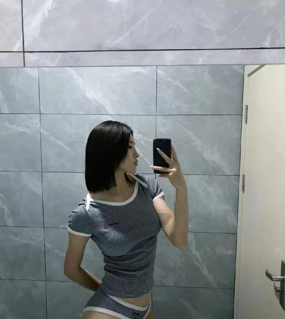 吴艳妮又被骂“太张扬”？可我偏要为她拍手叫好！
刷到艳妮社媒晒三角裤紧身衣自拍，