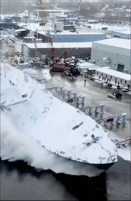 成功下水，没翻！[看]
不过图中这玩意是“自由级”濒海战斗舰，排水量的只有200