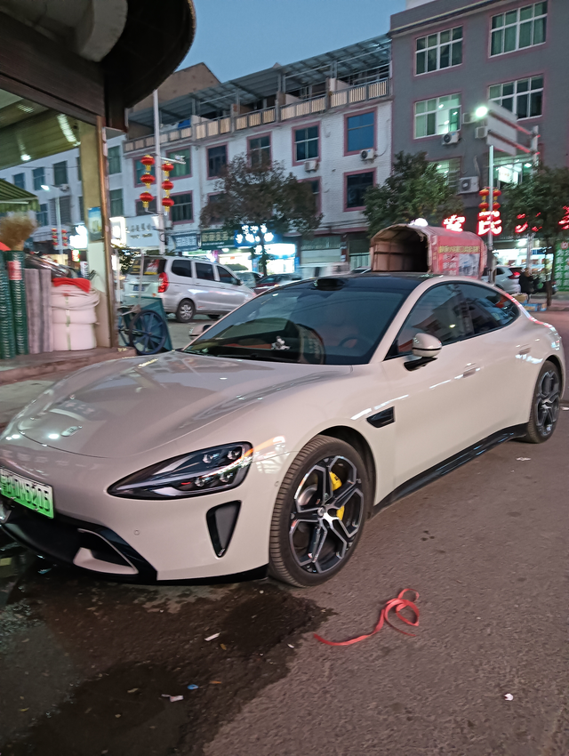 小米su7
吃完晚饭看到了这辆粉丝su7，说实话真喜欢，好想试驾，看朋友也提了一