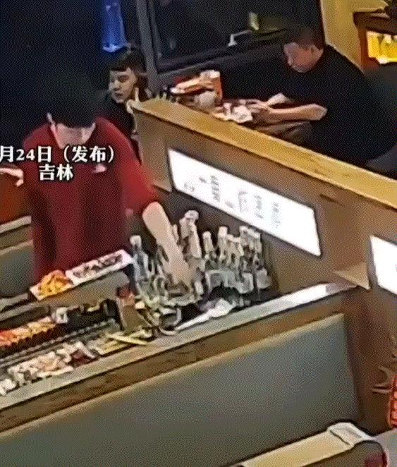 吉林，一饭店服务员小伙，在收拾餐桌时捡到一块名牌手表，于是小伙二话没说立即将表交