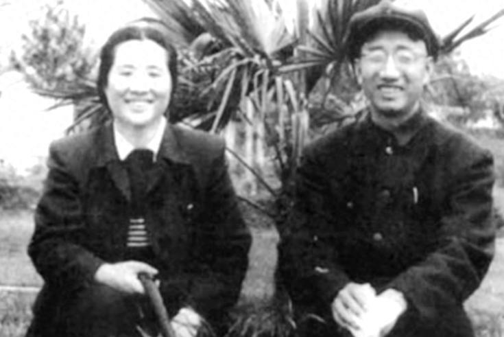 徐向前儿媳第一次到家里吃饭，回家后告诉母亲：他们家吃饭光吃草！
王彦彦从小就认识