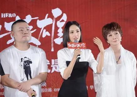 画面中的佟丽娅长发披肩，皮肤白皙，羞娥凝绿，含娇细语；一袭白衣的蔡明老师金棕色短