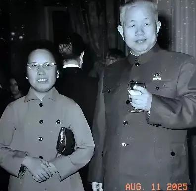 黑白老照片分享。
1966年，中国驻法国首任大使黄震携夫人朱霖参加宴会时的场景，