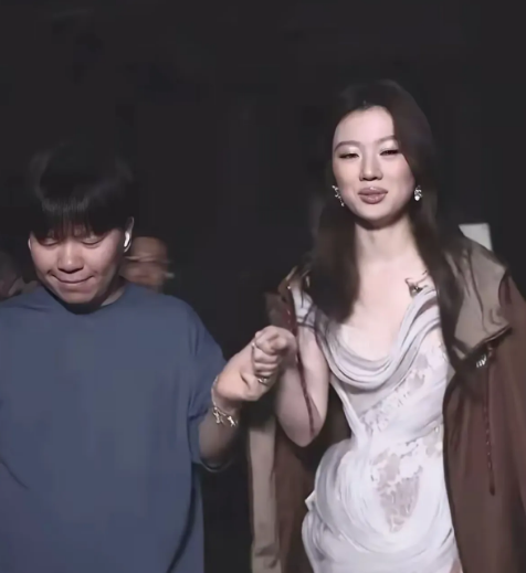 这一牵手，她就毁了
李健培养得好好的一棵苗子
遇上常石磊这样的渣渣乐人
一切都变