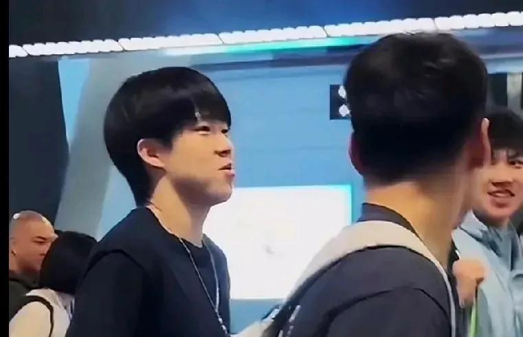 你有没有发现一个问题，
王楚钦自从跟莎莎不再搭档后，
变得不怎么爱笑了，
之前那