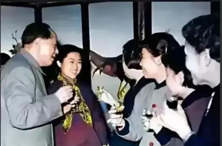 李敏结婚当天，毛主席很高兴，很少喝酒的他，喝起来很豪爽。
1959年8月28日，