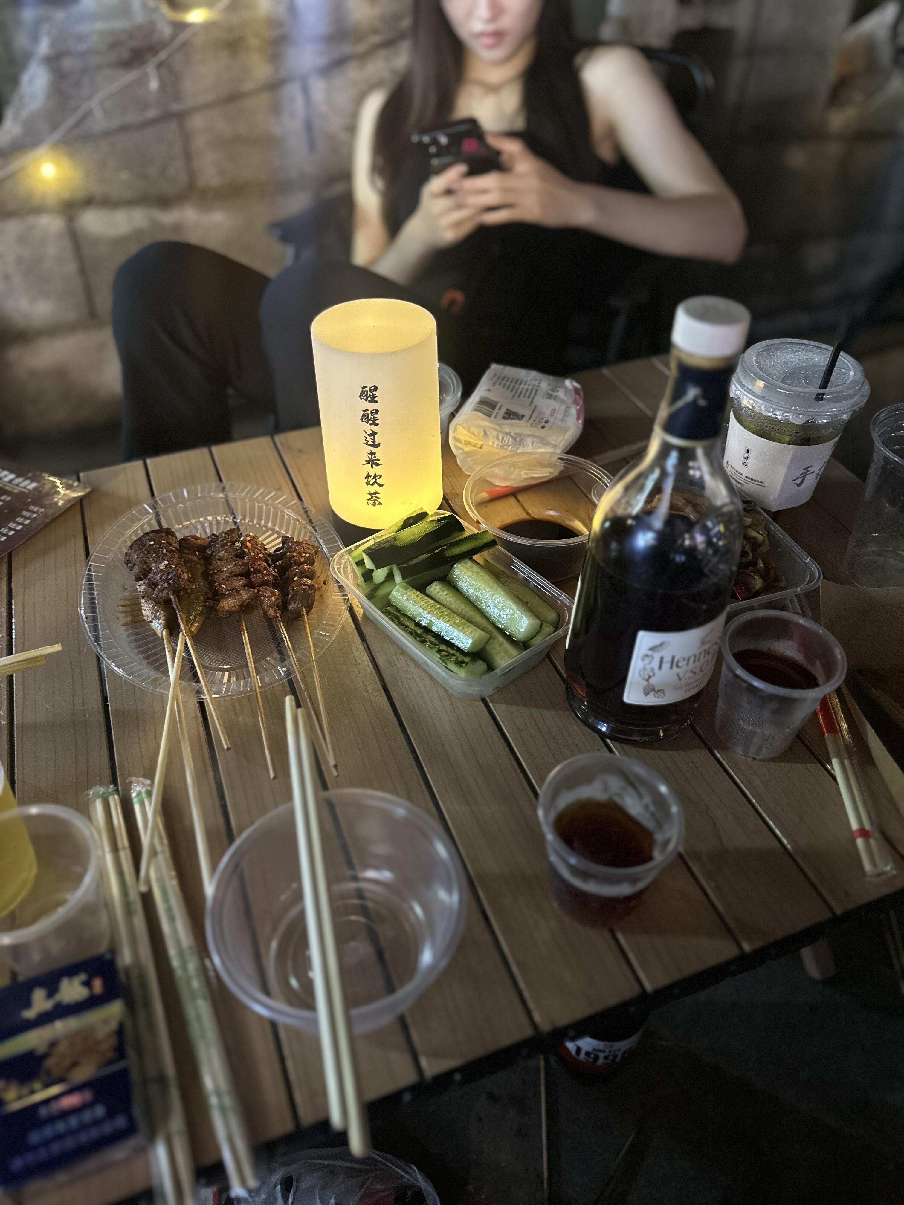邀请女神出来吃夜宵，但是她却一直玩手机
